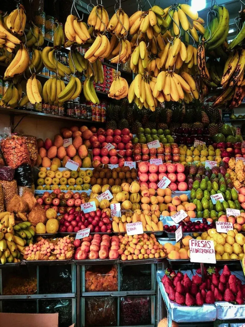 Fruta fresca e ingredientes en un mercado mexicano